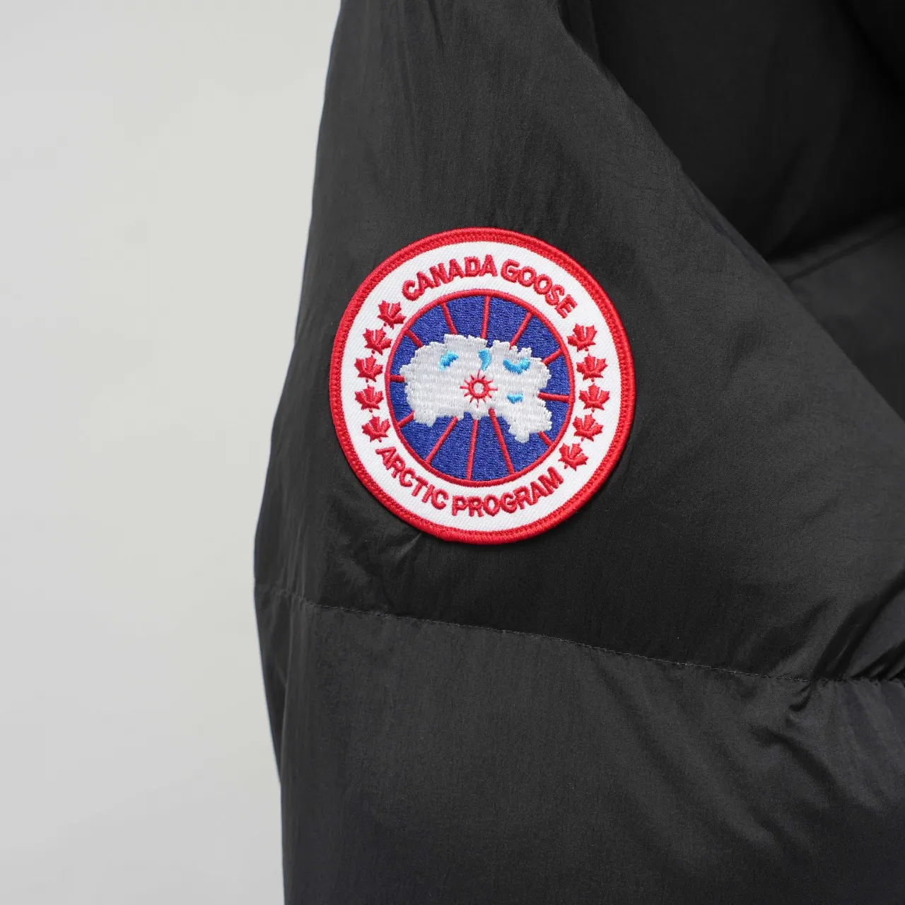 P940 CANADA GOOSE丨Canada Goose 2801 armband mid-length hooded down jacket Color: Black Size: XS-XXL